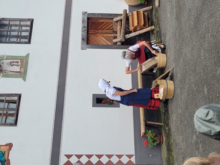 Prireditev DEKD pri Juvanovi hiši